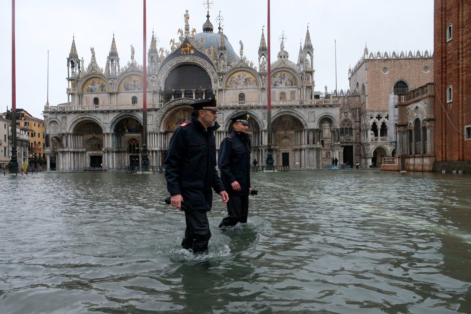 Fotografija: Prokurator bazilike Pierpaolo Campostrini je znova opozoril, da v baziliki sv. Marka ne razpolagajo s sredstvi, ki bi zagotovila celostno zaščito cerkve. FOTO: Manuel Silvestri/Reuters