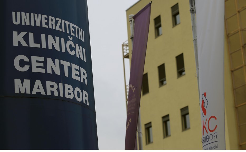 Fotografija: V UKC Maribor do preklica prepovedujejo obiske na vseh oddelkih. FOTO: Tadej Regent/Delo