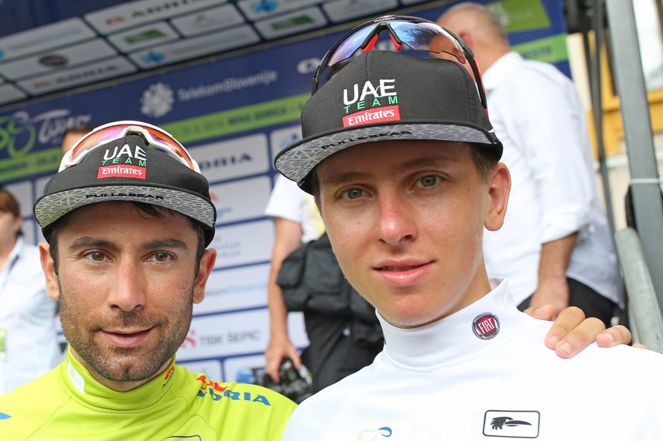 Fotografija: Diego Ulissi (levo) in Tadej Pogačar sta na lanski dirki po Sloveniji osvojila zeleno majico najboljšega v skupnem seštevku in belo majico najboljšega mladega kolesarja. FOTO: Tomi Lombar/Delo