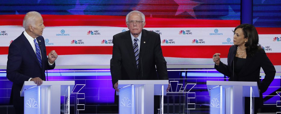 Fotografija: Joe Biden, Kamala Harris in Bernie Sanders med demokratsko debato. FOTO: Mike Segar/Reuters