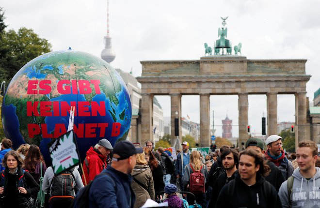 »Ni planeta B,« oznanjajo transparenti pred berlinskimi Brandenburškimi vrati. FOTO: Fabrizio Bensch/Reuters