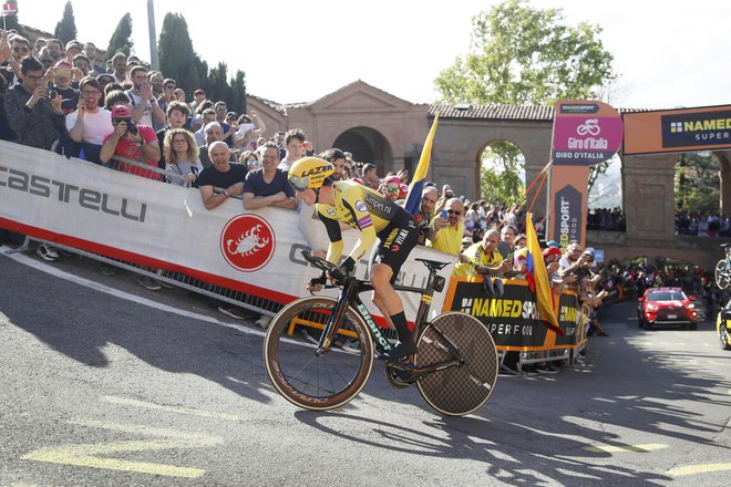 Primož Roglič je s kronometrskim kolesom maja za vzponu na San Luco dosegel čas 6:03, na cestni dirki pa je postavil nov rekord tega klanca, 5:39. FOTO: Leon Vidic/Delo
