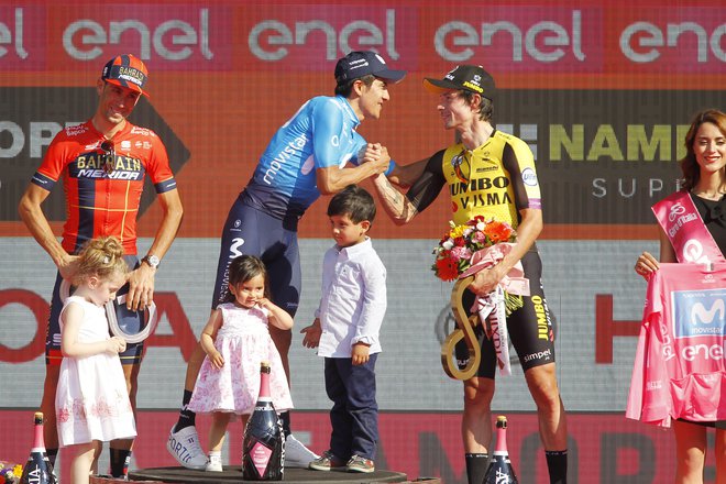 Roglič (desno) je Giro končal na 3. mestu, ob koncu sezone pa je, kot kaže, v boljši formi kot zmagovalec Richard Carapaz (v sredini) in drugouvrščeni Vincenzo Nibali. FOTO: Leon Vidic/Delo