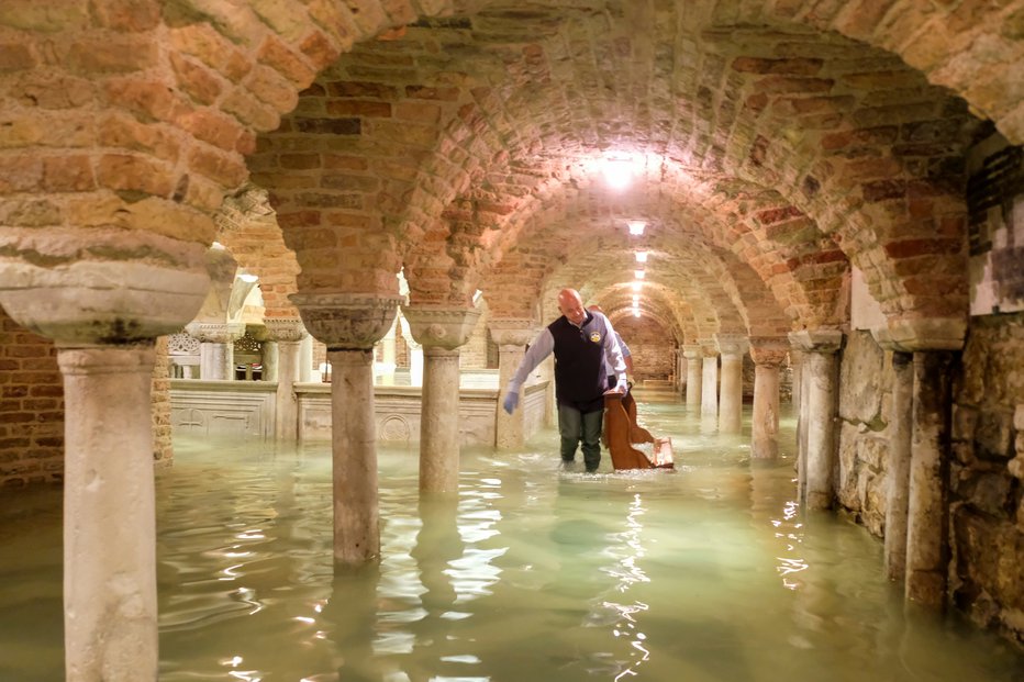 Fotografija: Baziliko svetega Marka je poplavilo šestič v 1200 letih. FOTO: Manuel Silvestri/Reuters