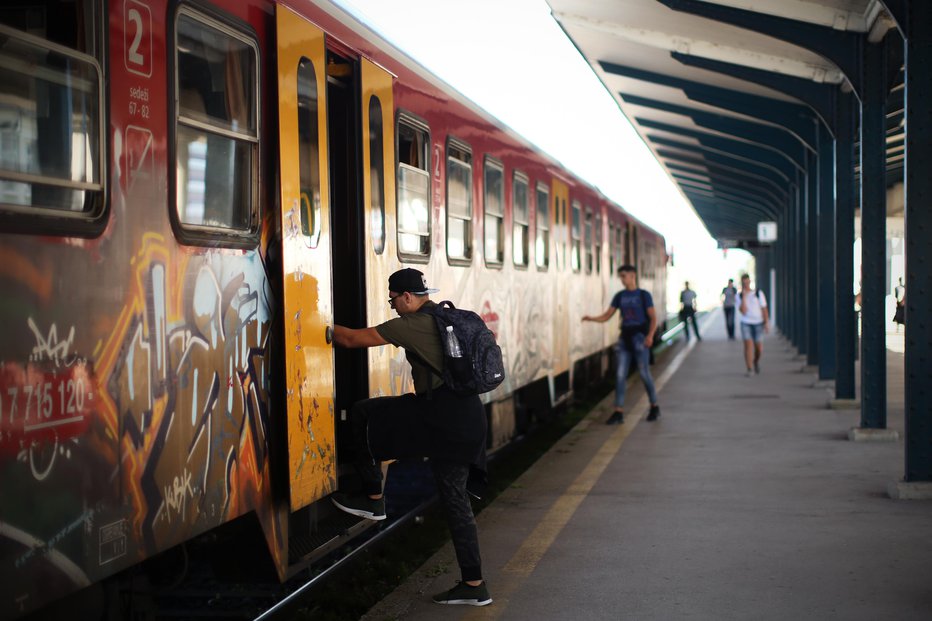 Fotografija: To so vlaki, ki še vedno vozijo po Sloveniji. FOTO: Jure Eržen, Delo