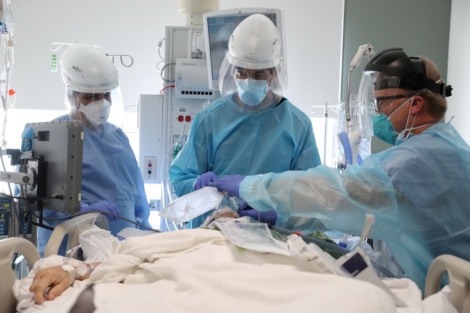 Fotografija: Na intenzivnih negah v bolnišnicah je veliko število pacientov. FOTO: Lucy Nicholson, Reuters
