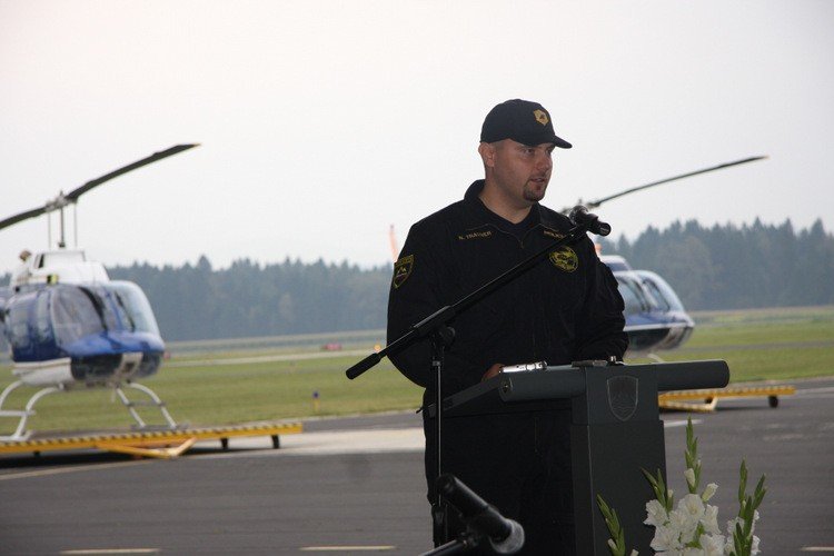 Fotografija: Nejc Travner: »Ponosen sem, da lahko nosim uniformo pilota slovenske policije kljub neizmernim naporom, ki so bili za to potrebni. Želim si, da bom na govorniškem odru tudi ob stoti obletnici in da bo takrat ob boku teh, ki so že tu, stal še kak novejši helikopter.« FOTO: Policija.si