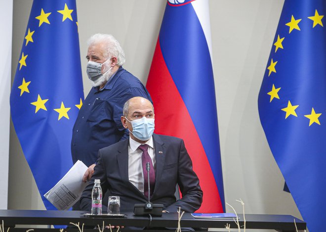 Premier Janez Janša in direktor NIJZ Milan Krek sta predstavila načrt cepljenja. FOTO: Jože Suhadolnik