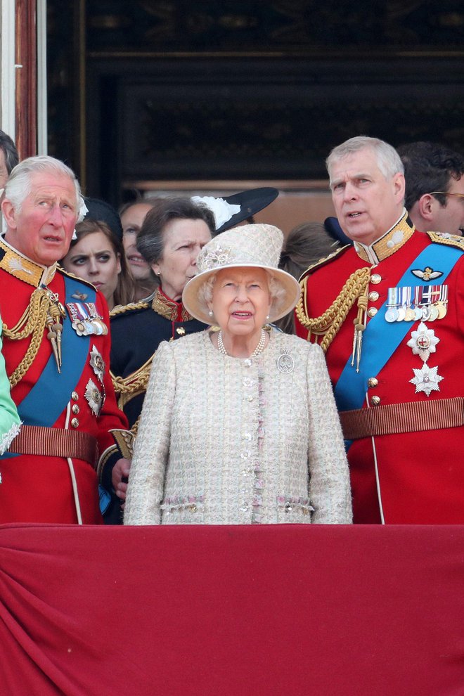 Zadnja leta kraljici sive lase povzroča princ Andrew. FOTO: getty Images