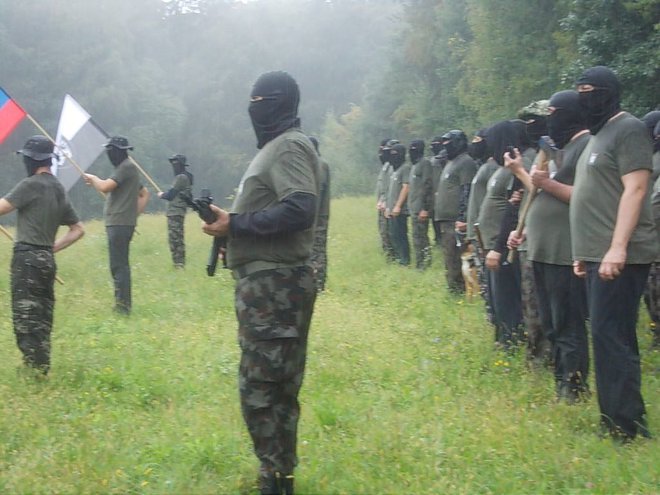 Glede orožja, ki ga imajo vojaki na fotografijah, je Andrej Šiško povedal, da so suverena dežela. FOTO: Slovenka TV