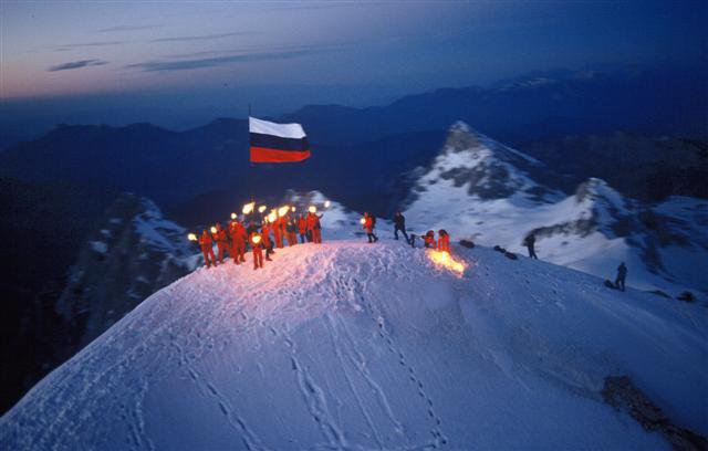 Fotografija: 12. junija 1991 je nastal zgodovinski posnetek, ko je na Triglavu zavihrala slovenska zastava. FOTO: MIRKO KUNŠIČ