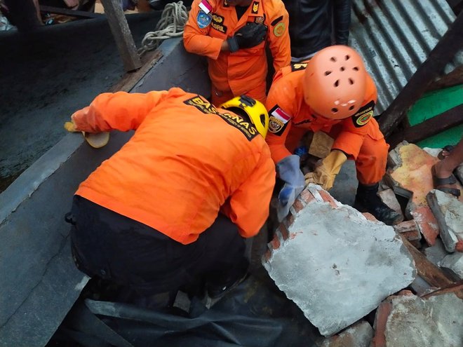 Reševalci med ruševinami iščejo morebitne preživele. FOTO: Basarnas Sulbar Basarnas Sulbar Via Reuters