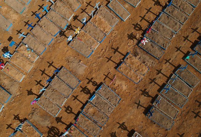 Pogled iz zraka na množična grobišča žrtev covida 19. FOTO: Bruno Kelly, Reuters