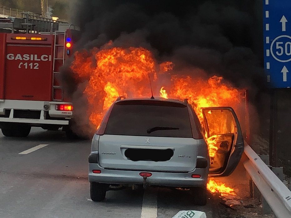 Fotografija: Zagorelo je vozilo. FOTO: PU Koper