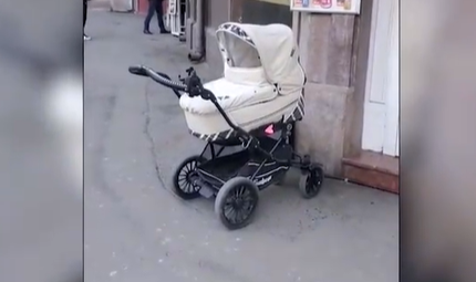 Fotografija: Dojenček pred trgovino. FOTO: posnetek zaslona