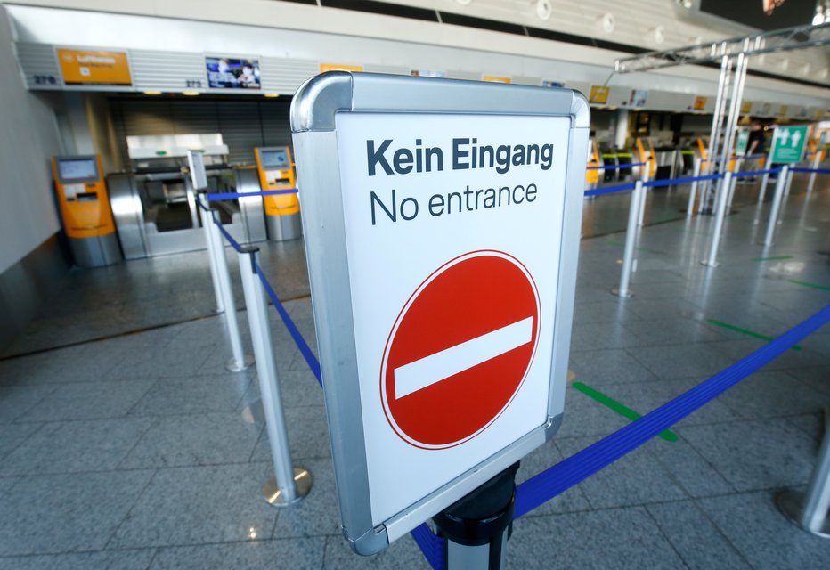 Fotografija: Evakuacija na letališču v Nemčiji. FOTO: Ralph Orlowski, Reuters
