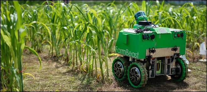 Farmbeast je manjši kmetijski robot, ki ga razvijajo študentje in profesorji z Univerze v Mariboru. Z njim dosegajo odlična mesta na študentskih tekmovanjih. FOTO: Erik Rihter