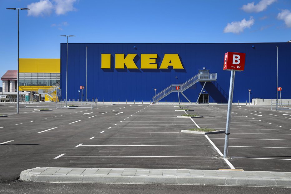 Fotografija: Glavna dostopna cesta do Ikeine trgovine v Ljubljani se bo imenovala Švedska ulica. FOTO: Jože Suhadolnik