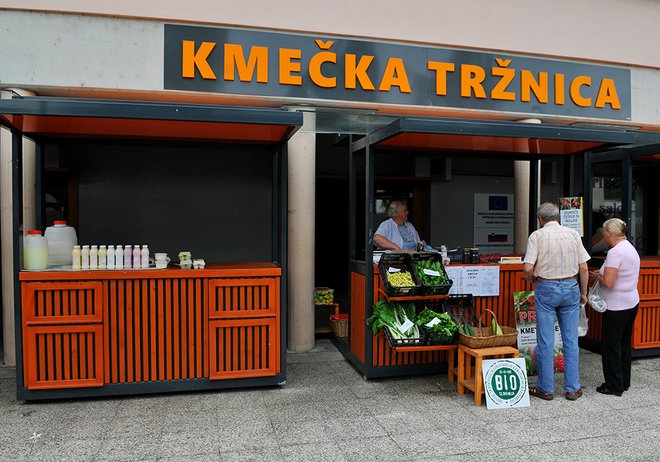 Na kmečki tržnici v Sevnici ponujajo lokalne pridelke in izdelke. Foto: KŠTM