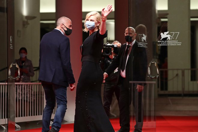 Lanska predsednica žirije beneškega festivala Cate Blanchett je doživela prireditev v drugačni, pandemski podobi. FOTO: Vittorio Zunino Celotto/Getty Images