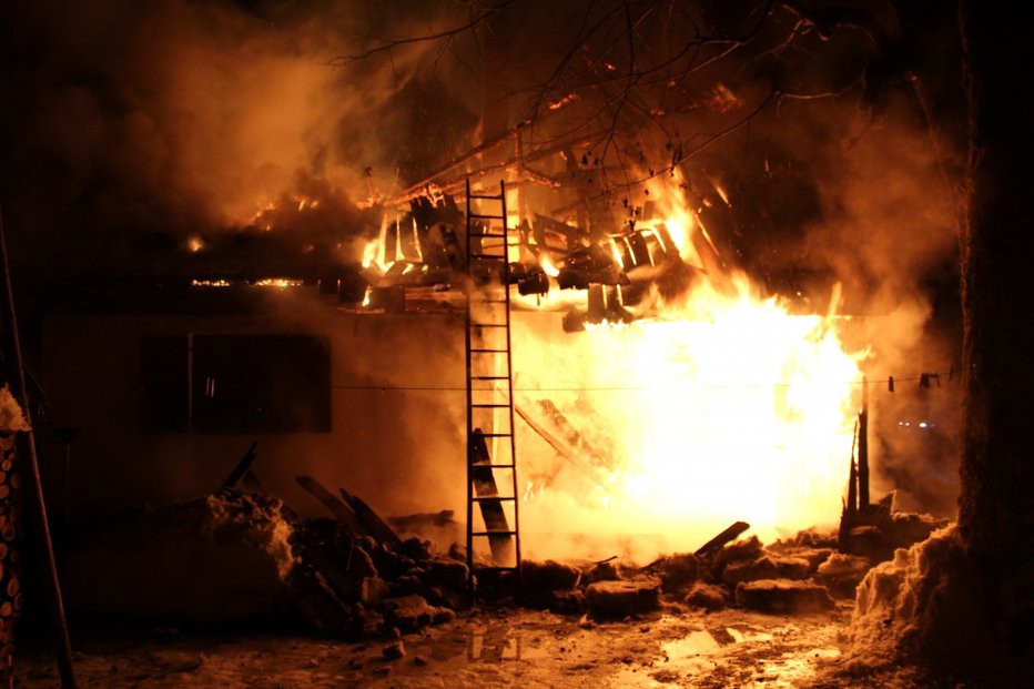 Fotografija: Z ognjem se je borilo več gasilskih društev na Bovškem. FOTO: PGD Bovec