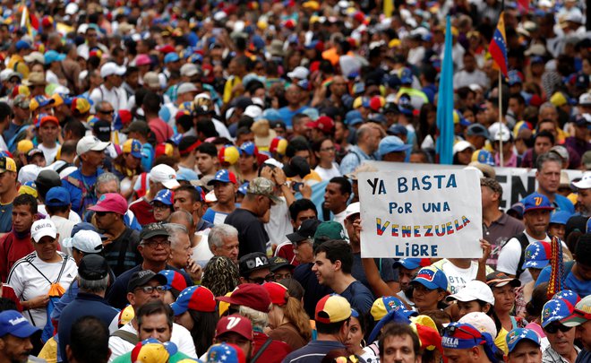 Na ulicah Caracasa in drugih mest se je danes zbralo več deset tisoč nasprotnikov Madurovega režima. Foto: Reuters