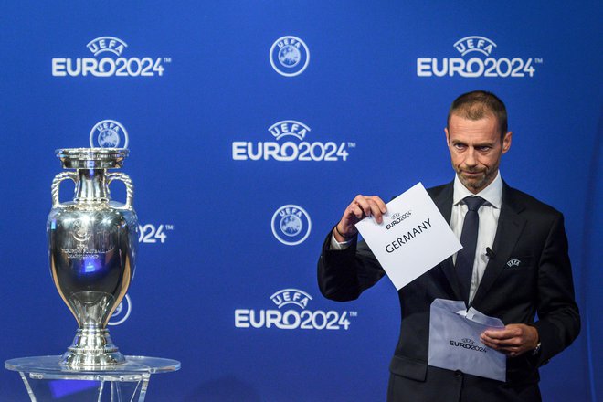 Čez pet let bo evropski šampionat spet gostoval zgolj v eni državi. Takole je Aleksander Čeferin 27. septembra 2018 razkril, da bo to Nemčija. FOTO: AFP