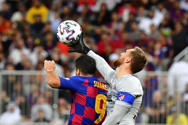 Takole je vratar Jan Oblak uspešno posredoval v akciji Luisa Suareza in doprinesel k porazu Barcelone in slovesu Valverdeja. FOTO: AFP