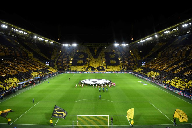 Navijači v Dortmundu so vnovič pričarali izjemno nogometno vzdušje in spektakularno kuliso. FOTO: AFP