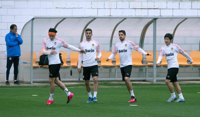 Nogometaši Valencie so opravili zadnji trening pred tekmo v Milanu doma v Valencii. FOTO: AFP