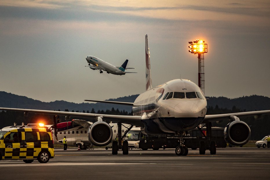 Fotografija: S torkom bodo ustavil tudi letalski promet. Omejitev bodo uveljavili dan pozneje kot za siceršnji javni promet. FOTO: Voranc Vogel