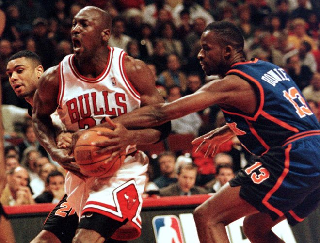 Michael Jordan (z žogo) je po Nachbarjevi oceni pustil največji pečat v zgodovini košarke. FOTO: Reuters