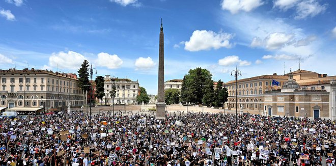 V Rimu poretstniki izražajo solidarnost z žrtvami rasizma v ZDA, a hktrai opozarjajo na rasizem do beguncev v Evorpi. FOTO: Alberto Pizzoli/AFP