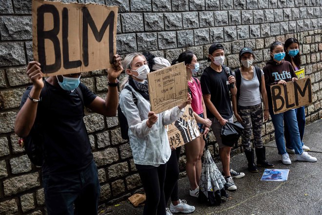 Protesti pred veleposlaništvom ZDA v Hongkongu. FOTO: Isaac Lawrence/AFP