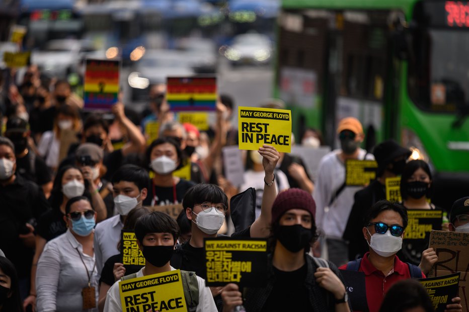 Fotografija: Protestniki so danes v prestolnici Južne Koreje izrazili podporo žrvam rasizma in polcijskega nasilja v ZDA. FOTO: Ed Jones/AFP