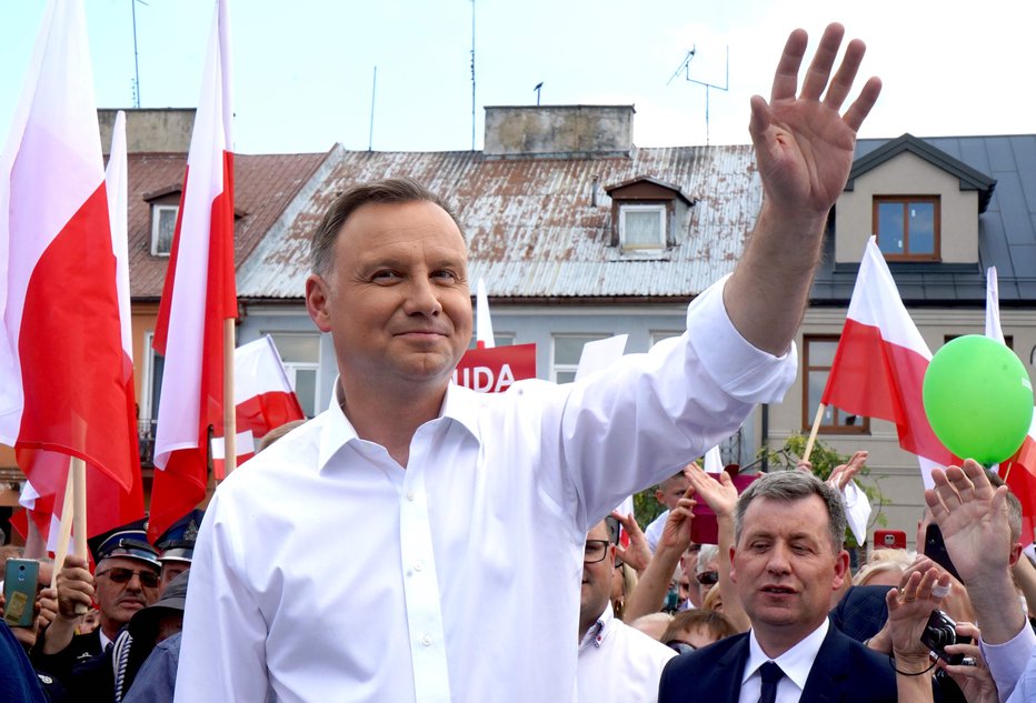 Fotografija: Dosedanjemu predsedniku Andrzeju Dudi javnomnenjske raziskave napovedujejo tesno prednost na volitvah naslednjo nedeljo. FOTO: Janek Skarzynski/AFP