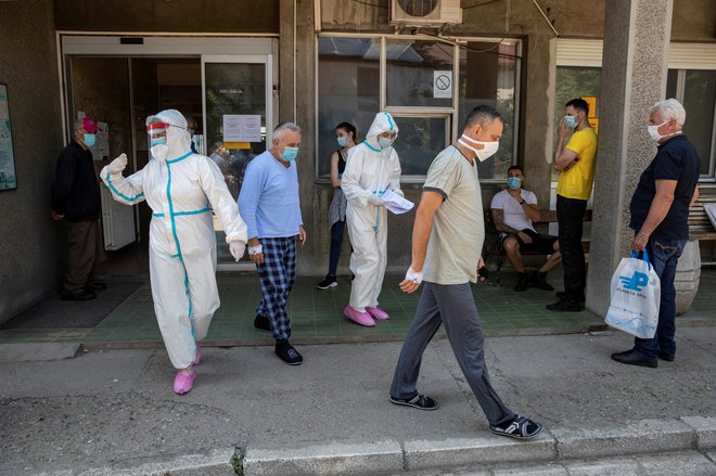 Za covidom-19 je umrlo še šest ljudi, na aparatih za dihanje je priključenih 93 bolnikov, poroča srbska tiskovna agencija Tanjug. Na fotografiji zdravniško osebje v Beogradu. FOTO: Marko Djurica/Reuters