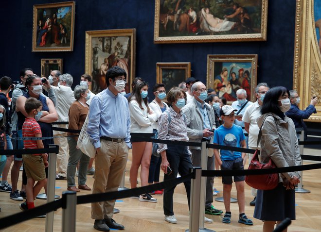 Številni obiskovalci v na novo odprtem pariškem muzeju Louvre. FOTO: Charles Platiau/Reuters