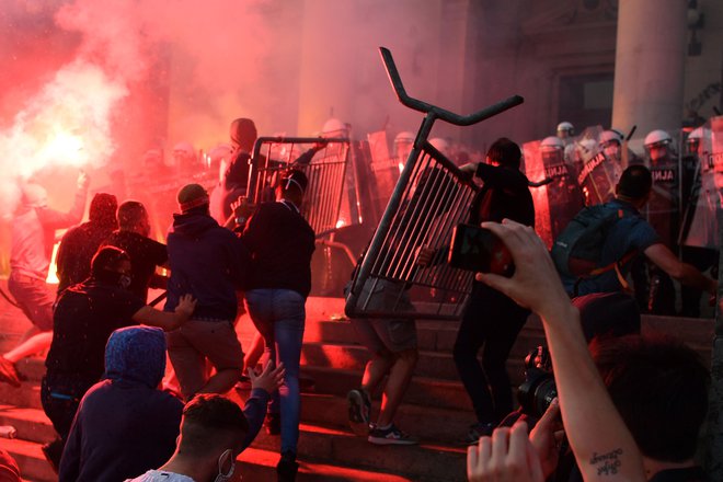 V Beogradu so protesti proti omejitvam gibanja precej dramatični. FOTO: Andrej Isakovic/AFP
