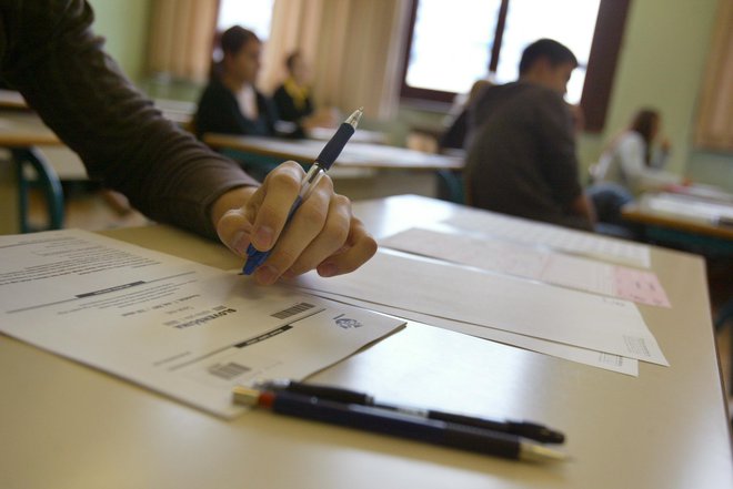 Mariborčani s peticijo za to, da srednješolci jeseni spet sedejo v šolske klopi. FOTO: Jure Eržen/Delo