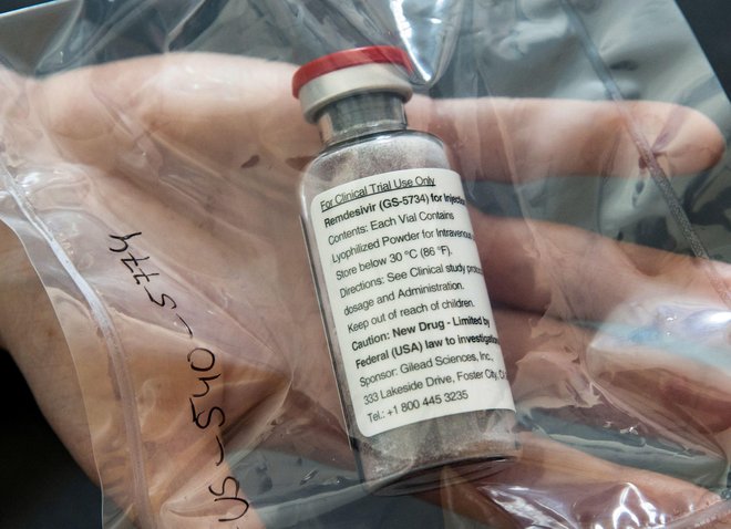 Ampula zdravila proti eboli, ki pa je učinkovit tudi pri covidu-19, remdesivirja. FOTO: Reuters