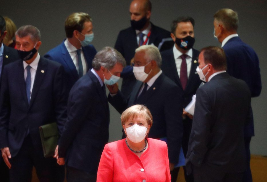 Fotografija: Angela Merkel, kanclerka gospodarsko najmočnejše članice EU, je ob začetku vrha prejemala čestitke za 66. rojstni dan. Foto: Francois Lenoir/Reuters