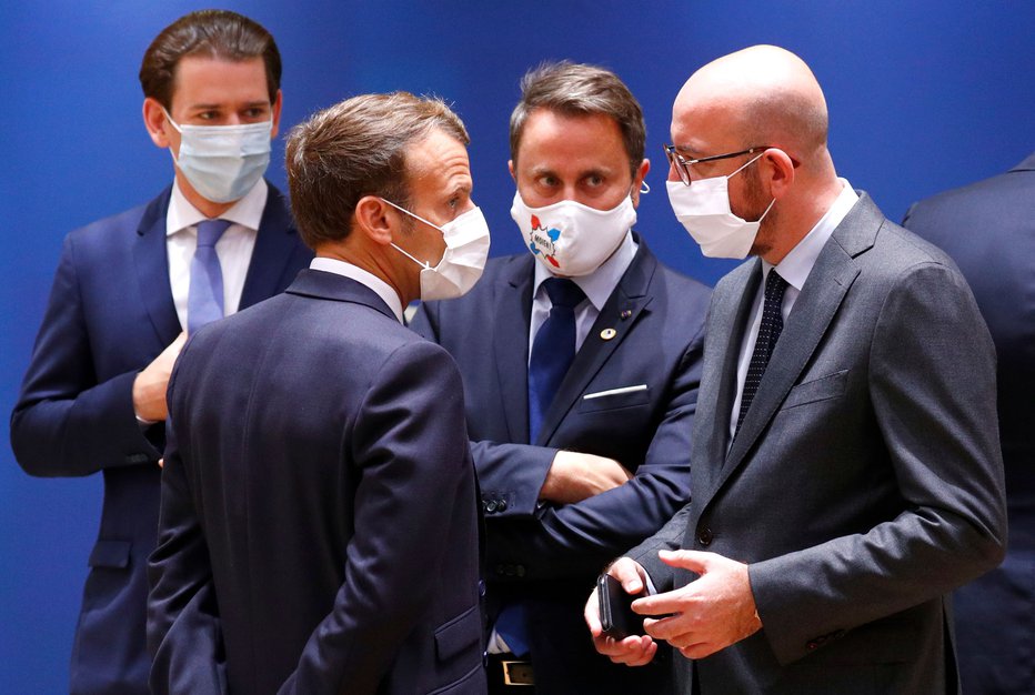 Fotografija: Od leve proti desni: avstrijski kancler Sebastian Kurz, francoski predsednik Emmanuel Macron, luksemburški premier Xavier Bettel in predsednik Evropskega sveta Charles Michel. FOTO: Francois Lenoir/AFP