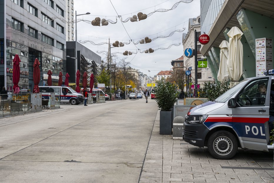 Fotografija: Prazne ulice Dunaja po terorističnem napadu. FOTO: Matej Fišer
