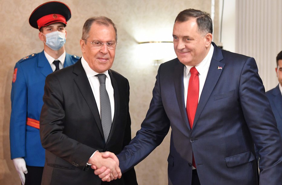 Fotografija: Ruskega zunanjega ministra Sergeja Lavrova je v Bosni in Hercegovini tako toplo sprejel Milorad Dodik. FOTO: Elvis Barukčić/AFP