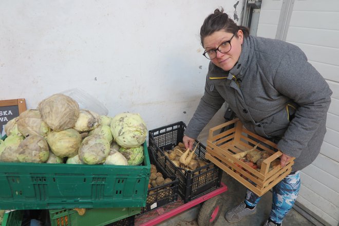 Tina Likozar na kmetiji skrbi za zelenjavo.