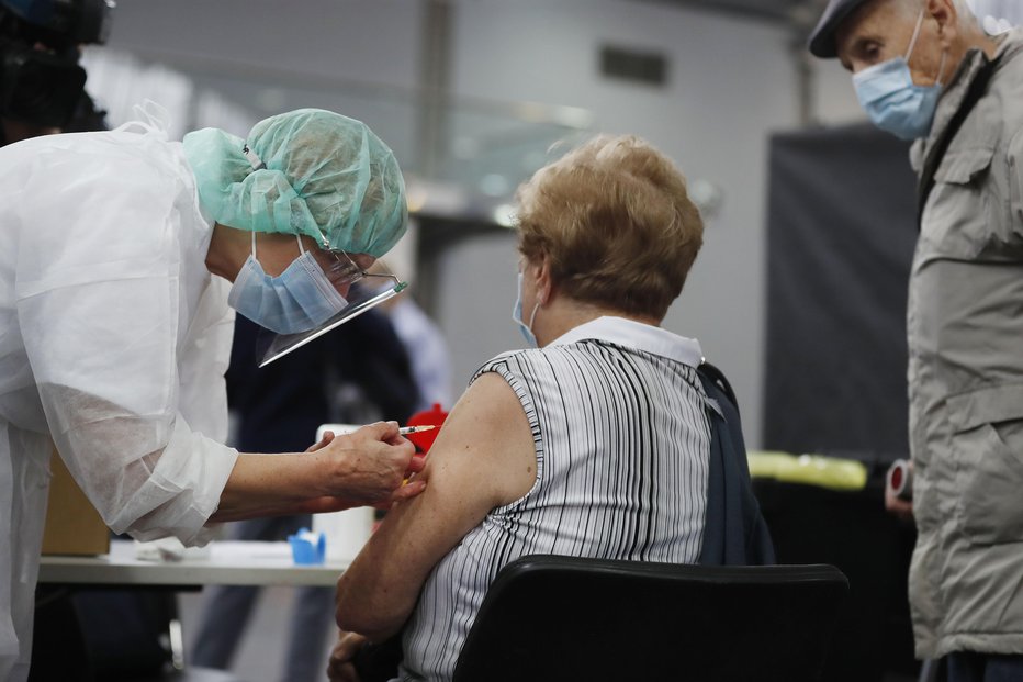 Fotografija: Množično cepljenje proti koronavirusu na Gospodarskem razstavišču. FOTO: Leon Vidic, Delo