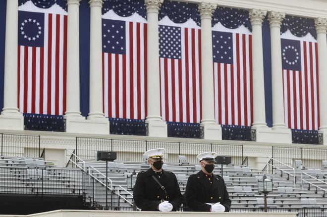 Ameriški marinci na Kapitolu. FOTO: Brendan Mcdermid, Reuters