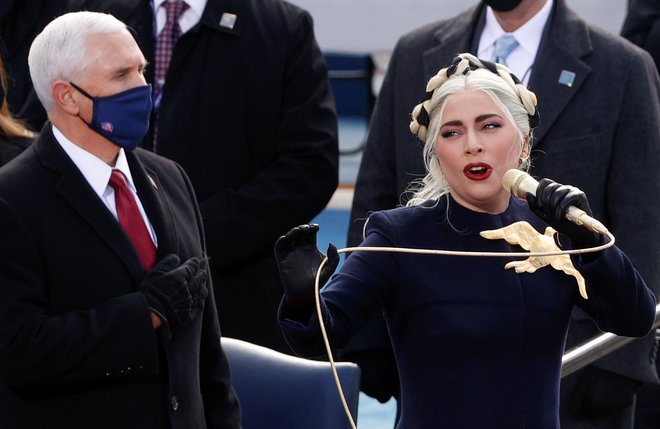 Lady Gaga je zapela himno ZDA. FOTO: Brendan Mcdermid, Reuters