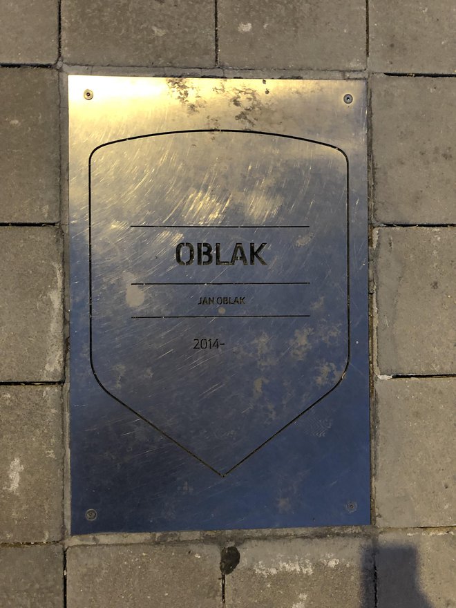Spominska plošča za Jana Oblaka pred Atleticovim štadionom. FOTO: Aljaž Vrabec